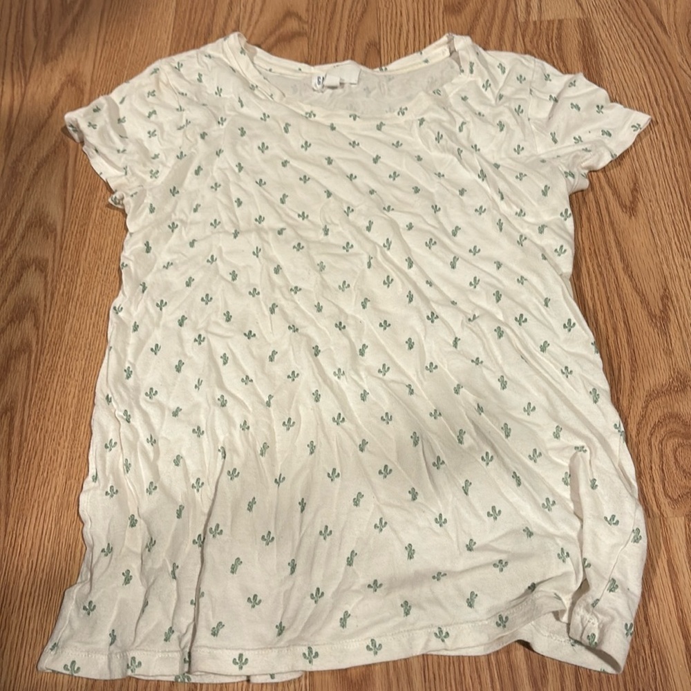 Small Gap Cactus t-shirt. Comfortable and soft- cream/ white with green cactus